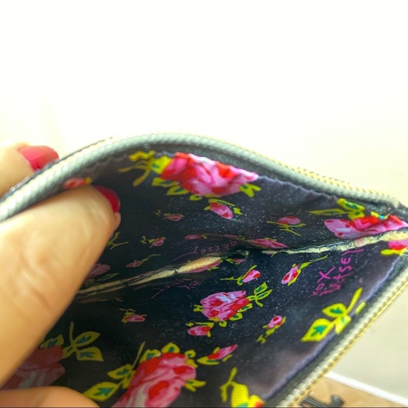 Betsey Johnson‎ Black Quilted Wristlet - Picture 5 of 7